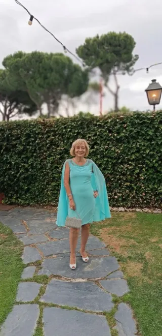 Vestido fiesta turquesa con capa