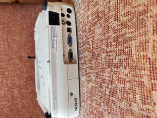 Proyector Epson EB-X7 con cables