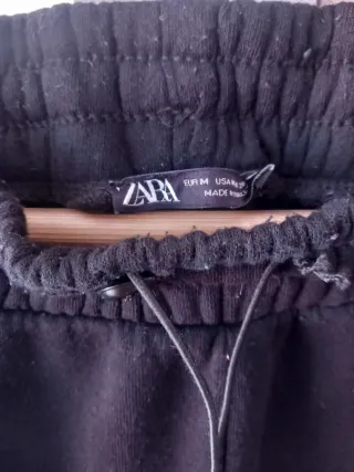 Conjunto chándal Zara negro y azul.