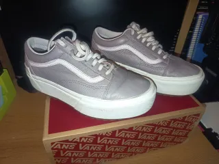 Zapatillas Vans grises y blancas