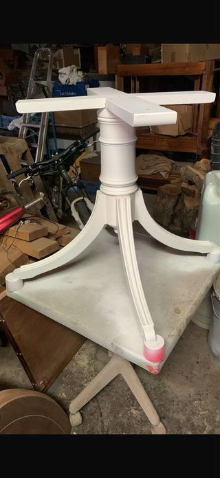 Mesa redonda de madera recién restaurada