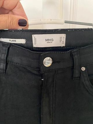 Pantalón encerado negro MANGO flare (efecto...