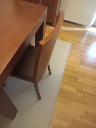 Mesa de comedor de madera