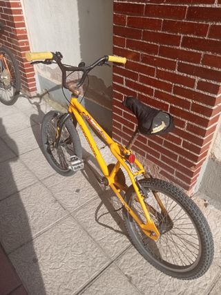 Bicicleta BMX Amarilla