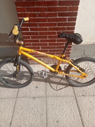Bicicleta BMX Amarilla