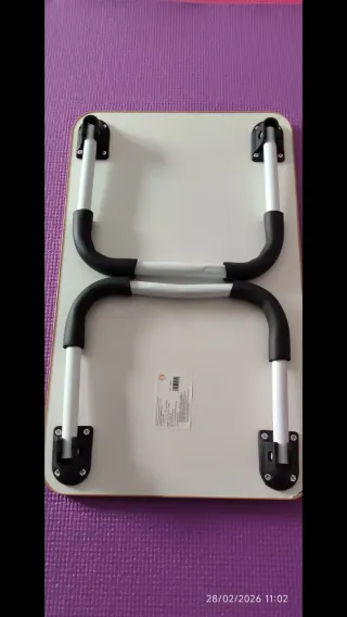 Mesa auxiliar plegable para cama