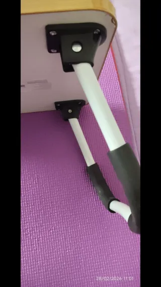 Mesa auxiliar plegable para cama