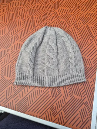 Gorrito de lana tejido gris