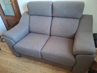 Sofá gris dos plazas comodo , desenfundable