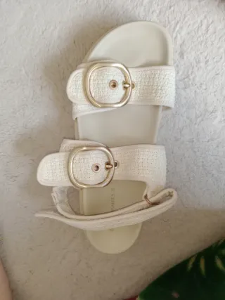 Sandalias de verano blancas con hebillas doradas