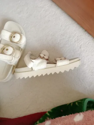 Sandalias de verano blancas con hebillas doradas