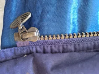 Abrigo plumífero azul y morado.