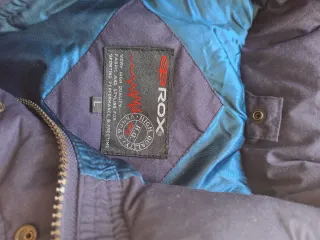 Abrigo plumífero azul y morado.