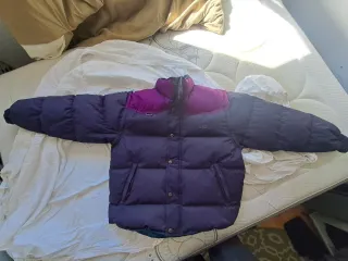 Abrigo plumífero azul y morado.