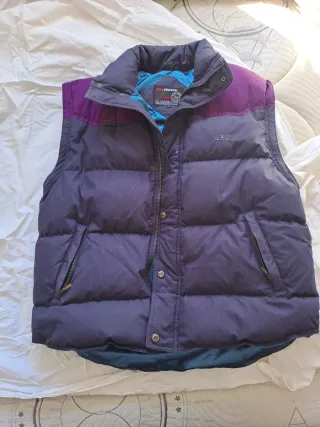 Abrigo plumífero azul y morado.