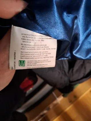 Abrigo plumífero azul y morado.