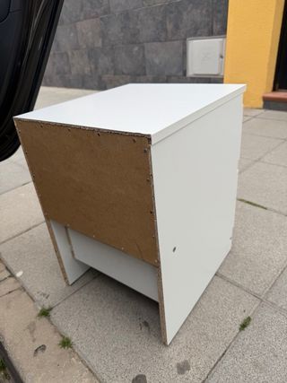 Mesita de noche blanca