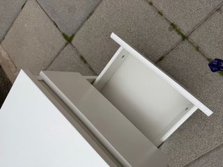 Mesita de noche blanca