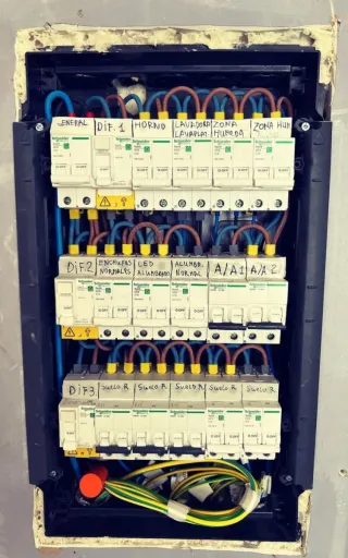 Electricista profesional 24h averías urgentes.