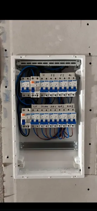 Electricista profesional 24h averías urgentes.