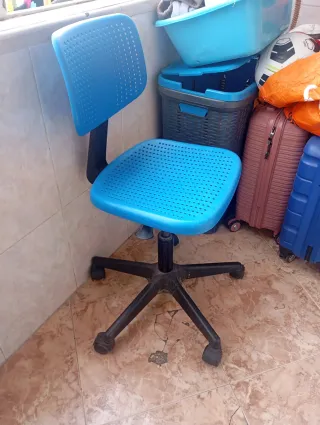 Silla de escritorio azul y negra