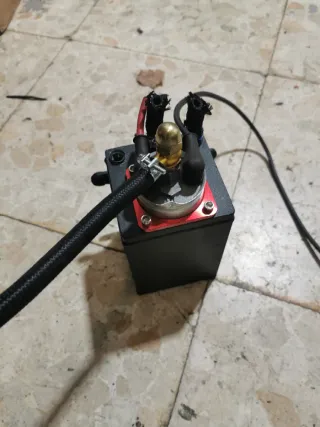 Depósito nodriza con bomba de gasolina