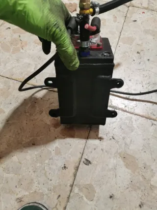 Depósito nodriza con bomba de gasolina