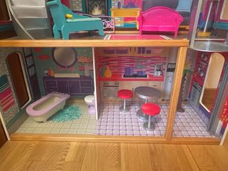 Casa de muñecas de madera