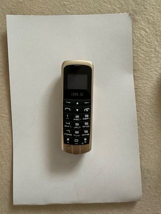 El móvil más pequeño + Cargador de coche