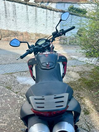 Ducati HyperMotard 796 Roja y Negra