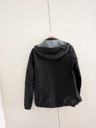 Chaqueta Meru Negra con Capucha.