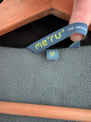 Chaqueta Meru Negra con Capucha.