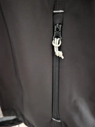 Chaqueta Meru Negra con Capucha.