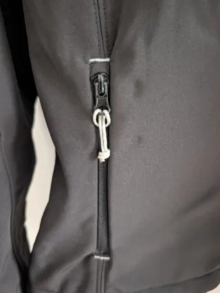 Chaqueta Meru Negra con Capucha.