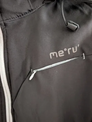 Chaqueta Meru Negra con Capucha.