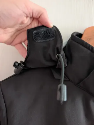 Chaqueta Meru Negra con Capucha.