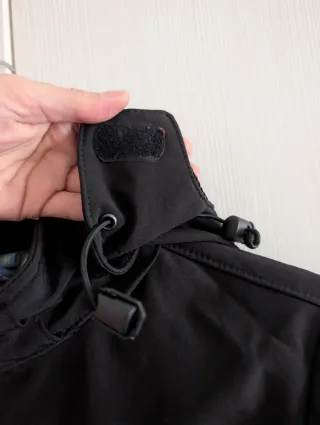 Chaqueta Meru Negra con Capucha.