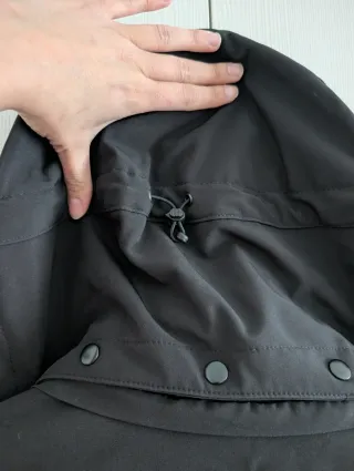 Chaqueta Meru Negra con Capucha.