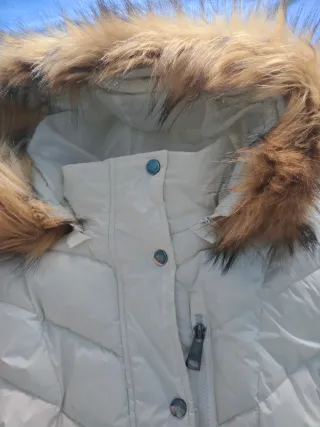 Abrigo blanco invierno con capucha de pelo