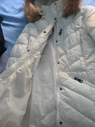 Abrigo blanco invierno con capucha de pelo