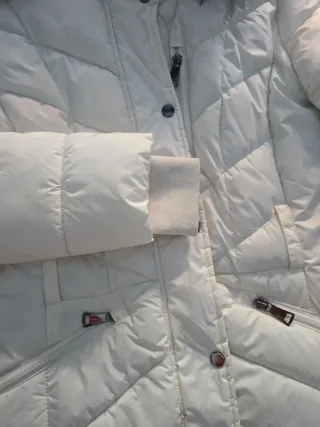 Abrigo blanco invierno con capucha de pelo