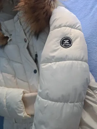 Abrigo blanco invierno con capucha de pelo