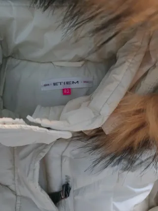 Abrigo blanco invierno con capucha de pelo