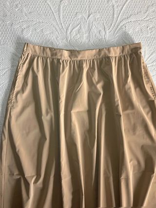 Falda midi Zara satinada beige/champán con...