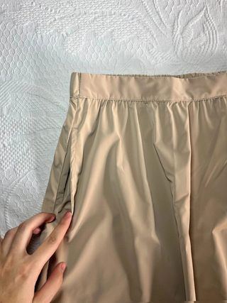 Falda midi Zara satinada beige/champán con...