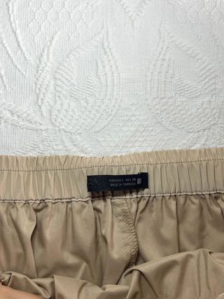Falda midi Zara satinada beige/champán con...