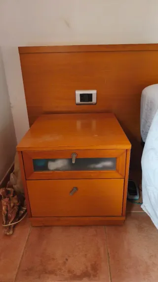 Muebles habitación: mesitas, simfoniers y cabecer.