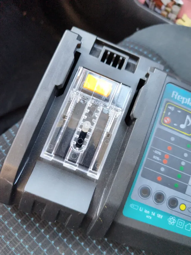 Cargador Batería DC18RC 18V LED