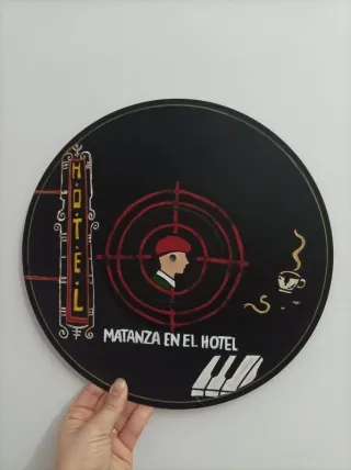 Vinilo pintado a mano Matanza en el Hotel
