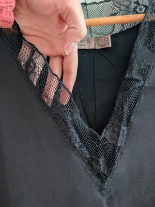 Camiseta negra con encaje